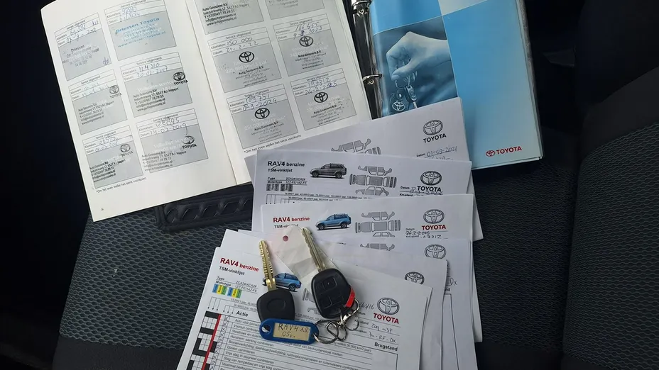 TOYOTA RAV4 -