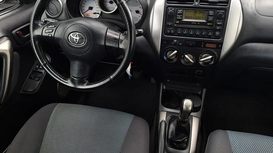 TOYOTA RAV4 -