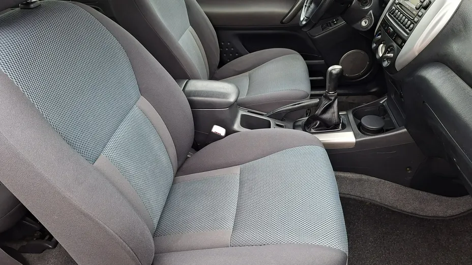 TOYOTA RAV4 -