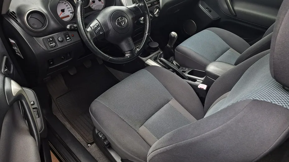 TOYOTA RAV4 -