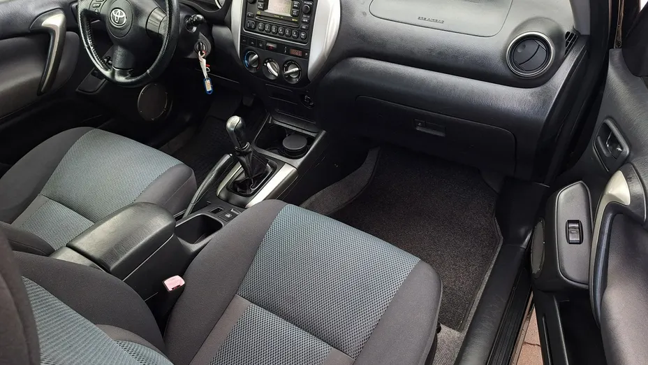 TOYOTA RAV4 -