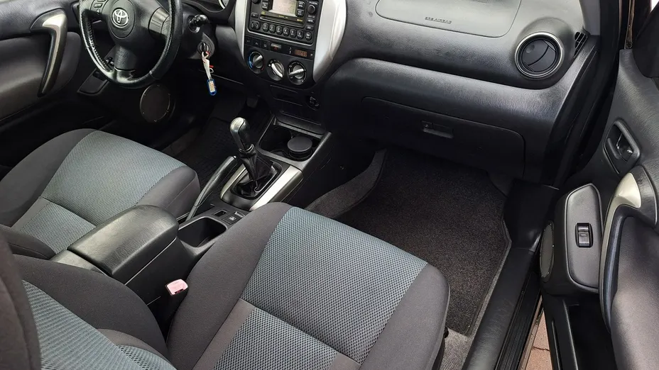 TOYOTA RAV4 -
