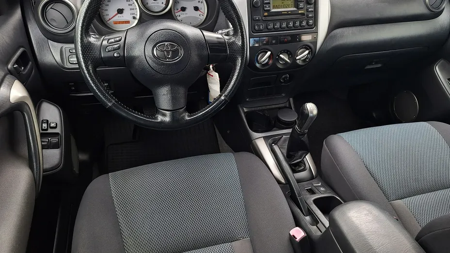 TOYOTA RAV4 -
