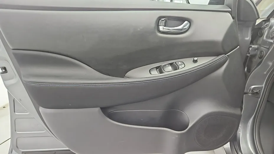 NISSAN Leaf -