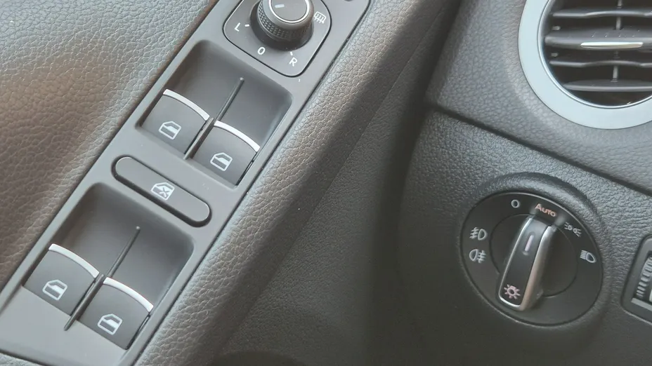 VOLKSWAGEN Tiguan -