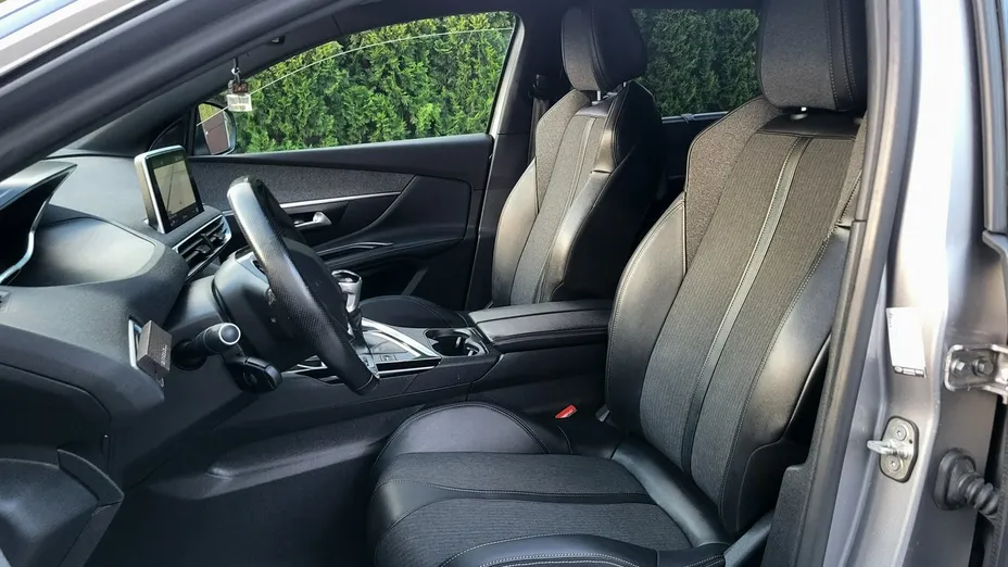 PEUGEOT 5008 -