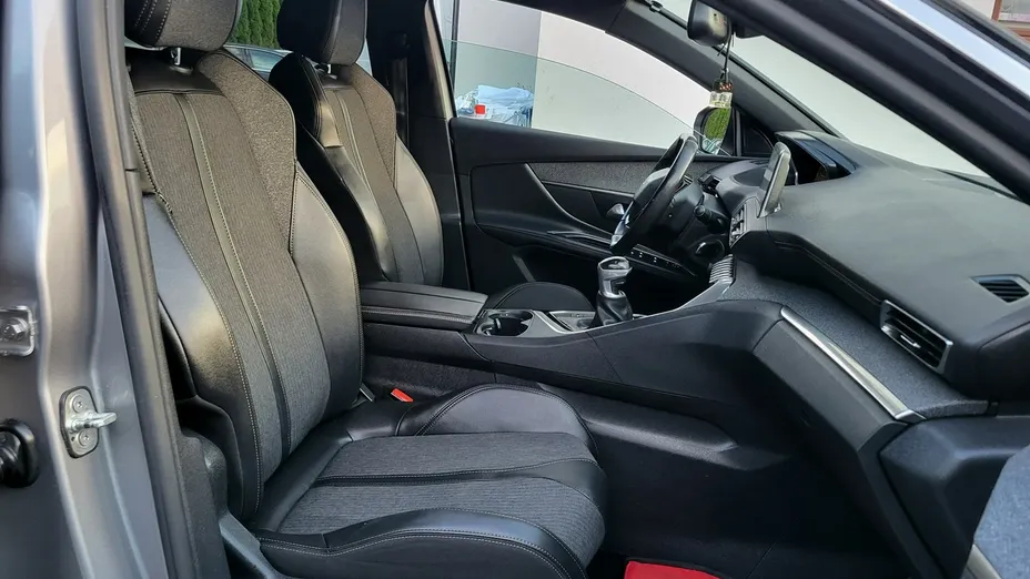 PEUGEOT 5008 -