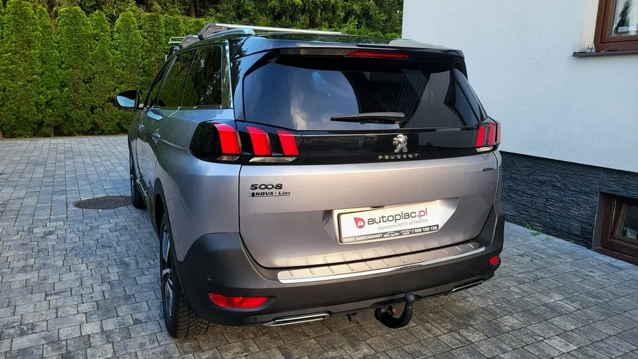 PEUGEOT 5008 -