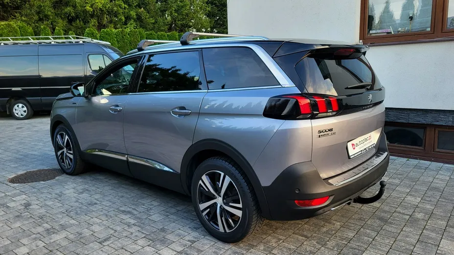 PEUGEOT 5008 -