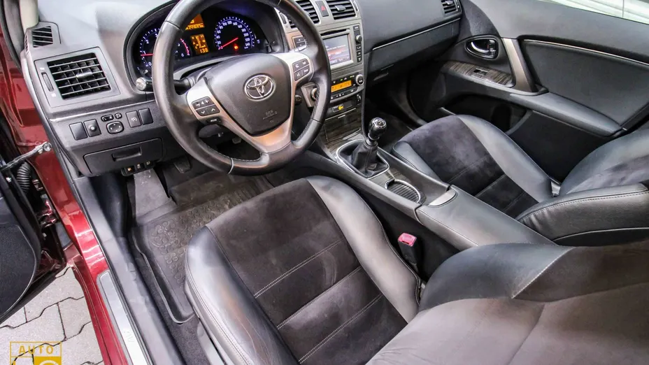 TOYOTA Avensis -