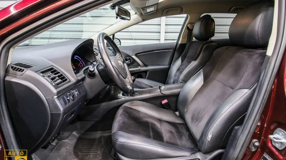 TOYOTA Avensis -