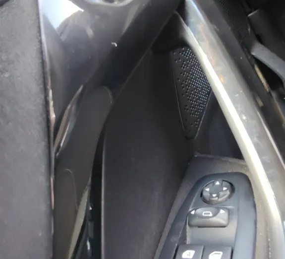 PEUGEOT 208 -