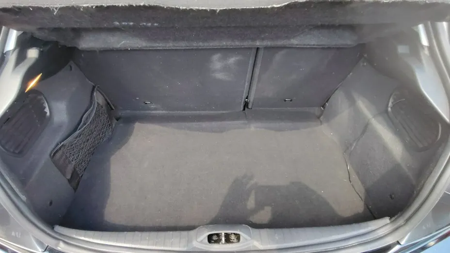 PEUGEOT 208 -