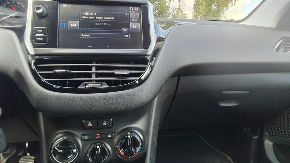 PEUGEOT 208 -