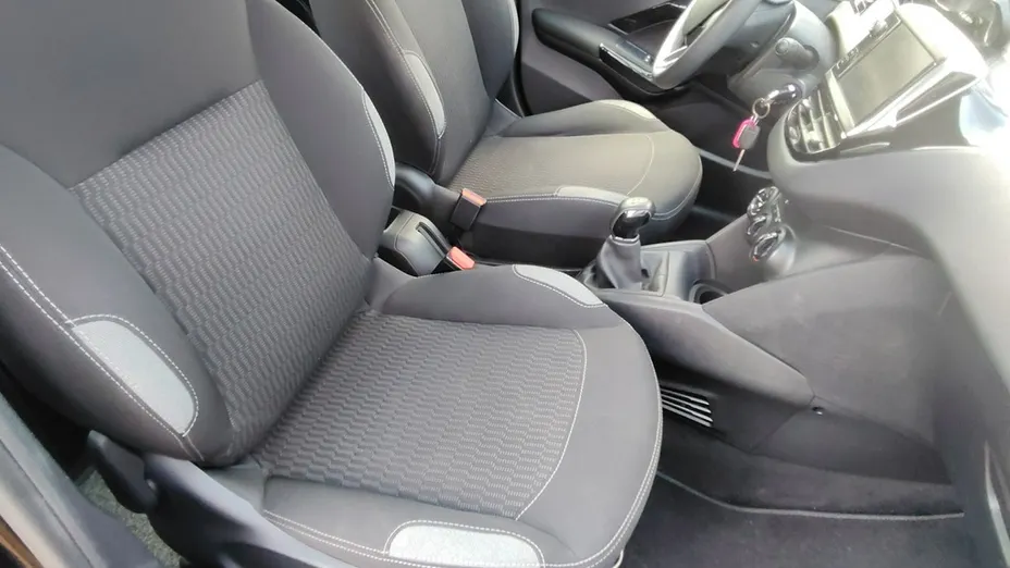 PEUGEOT 208 -