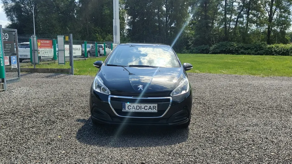 PEUGEOT 208 -