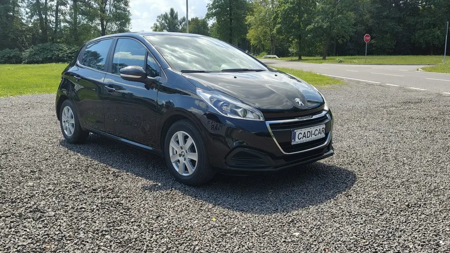 PEUGEOT 208 -