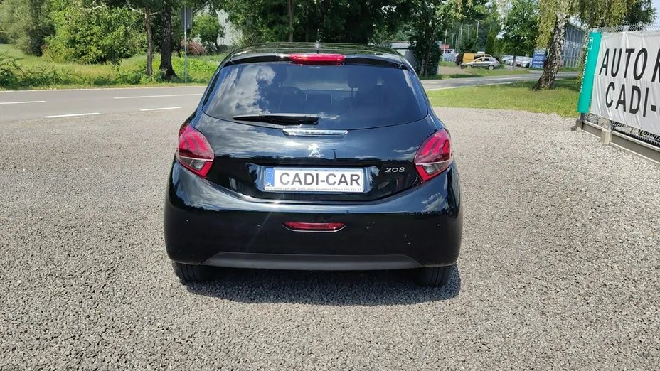 PEUGEOT 208 -