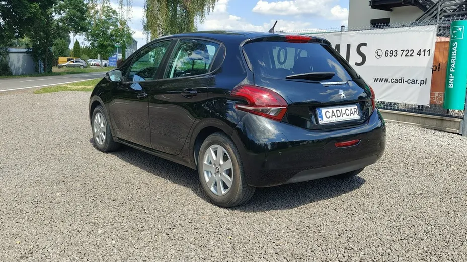 PEUGEOT 208 -