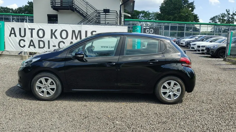 PEUGEOT 208 -