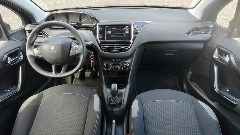 PEUGEOT 208 -