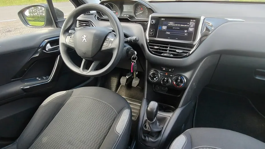 PEUGEOT 208 -