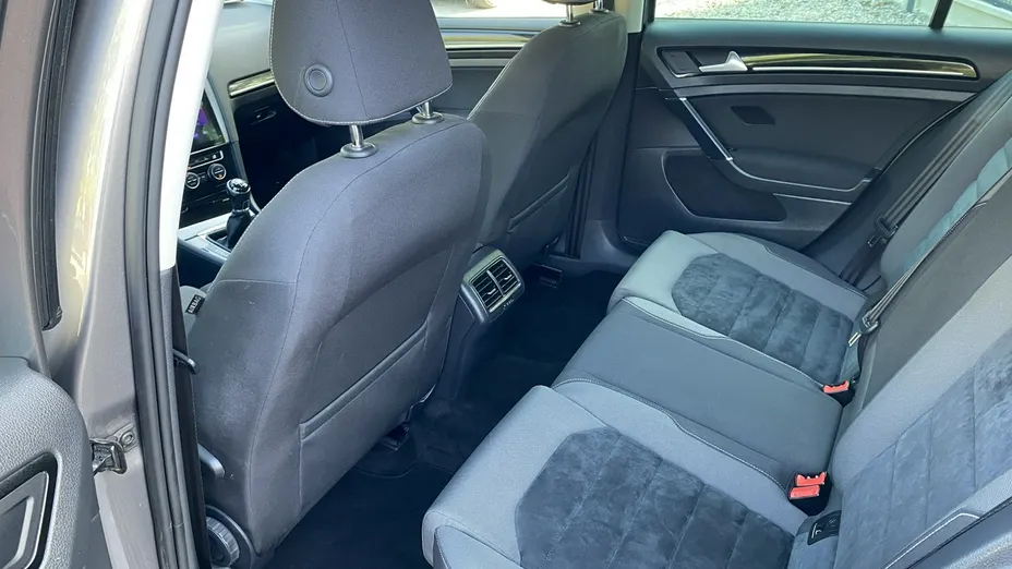 VOLKSWAGEN Golf -
