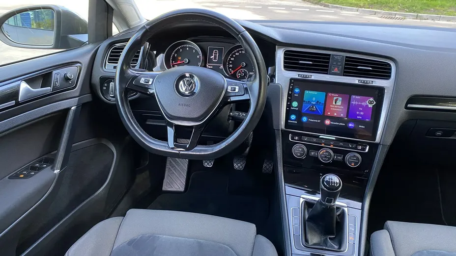 VOLKSWAGEN Golf -