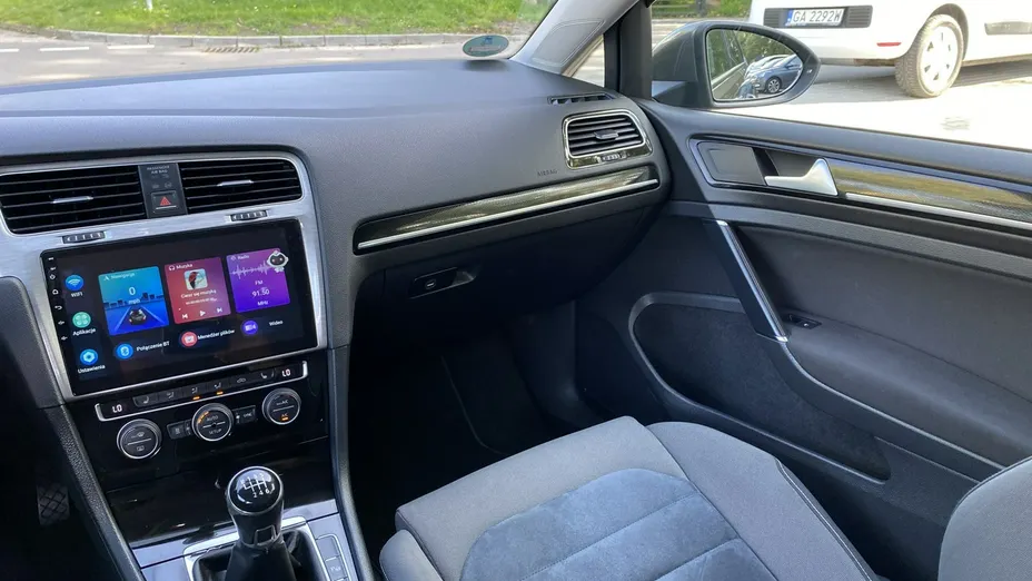 VOLKSWAGEN Golf -