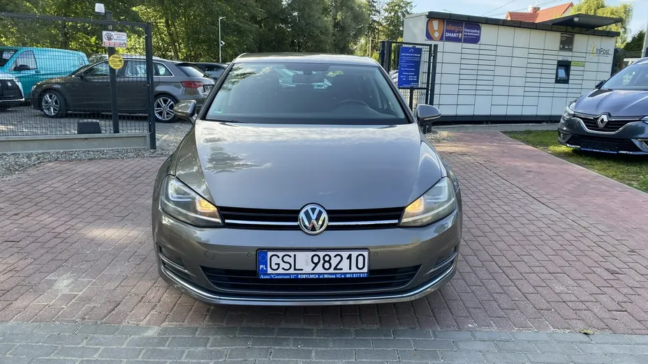 VOLKSWAGEN Golf -