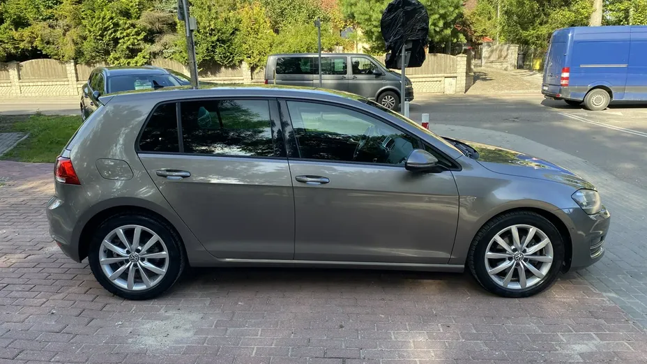 VOLKSWAGEN Golf -
