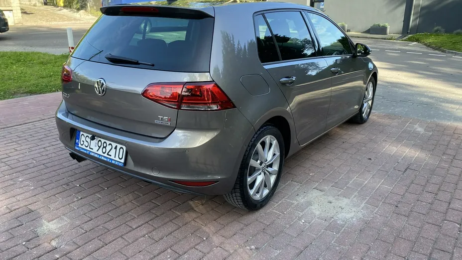 VOLKSWAGEN Golf -