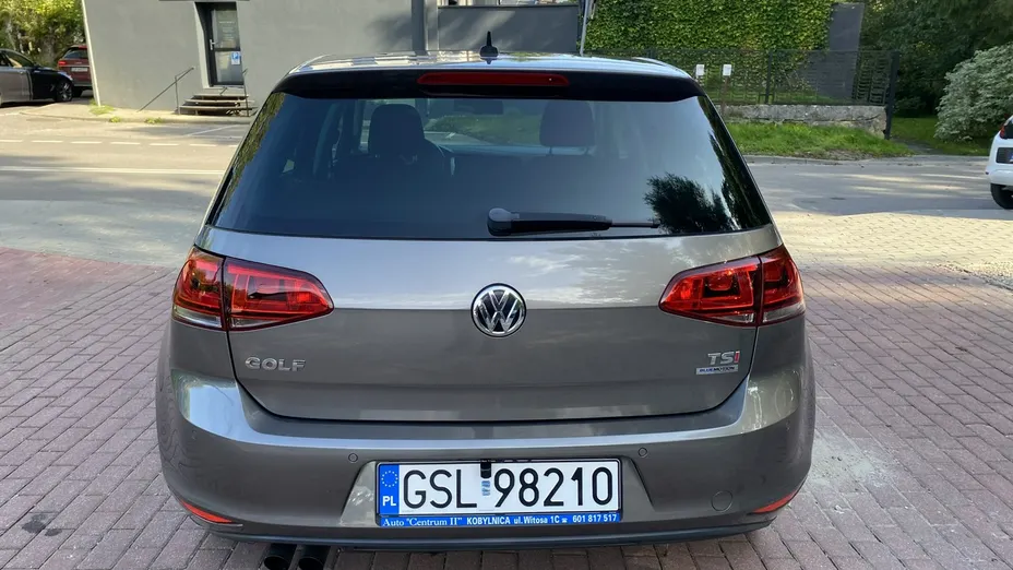 VOLKSWAGEN Golf -