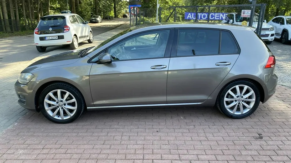 VOLKSWAGEN Golf -