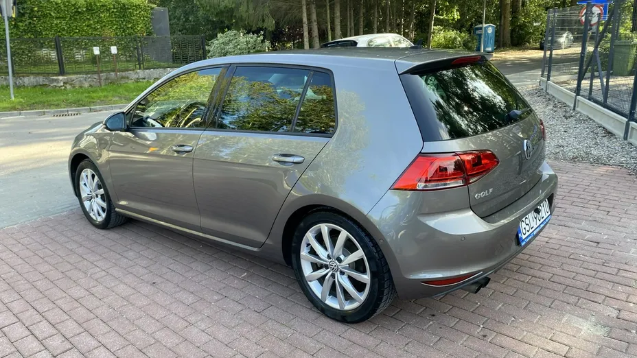 VOLKSWAGEN Golf -