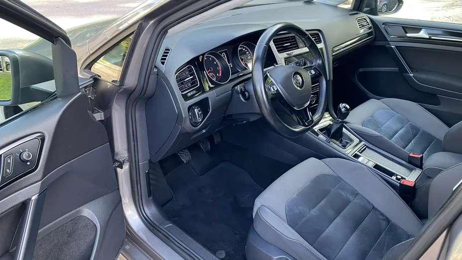 VOLKSWAGEN Golf -