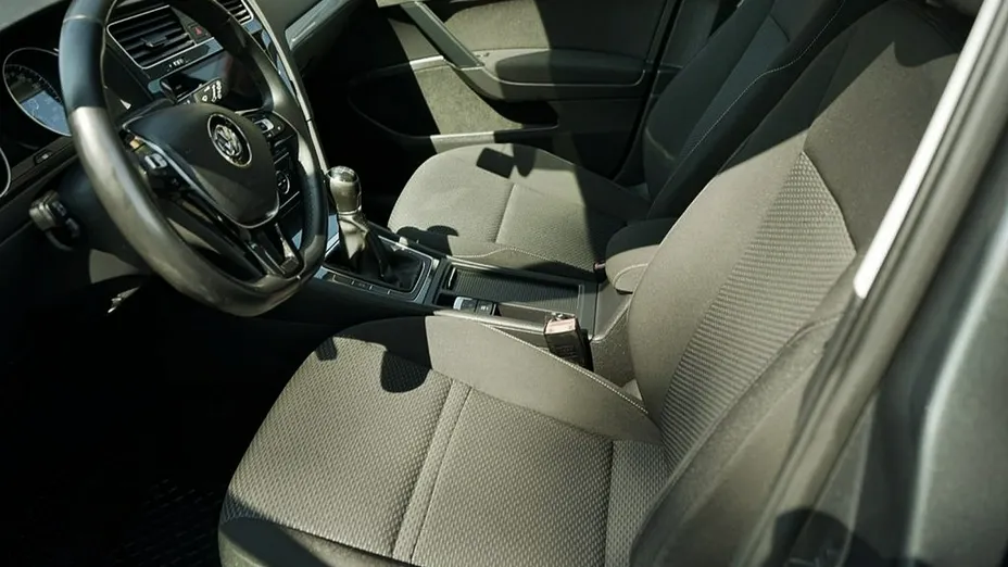VOLKSWAGEN Golf -