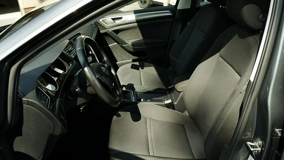 VOLKSWAGEN Golf -