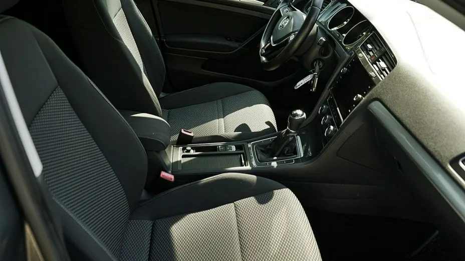 VOLKSWAGEN Golf -