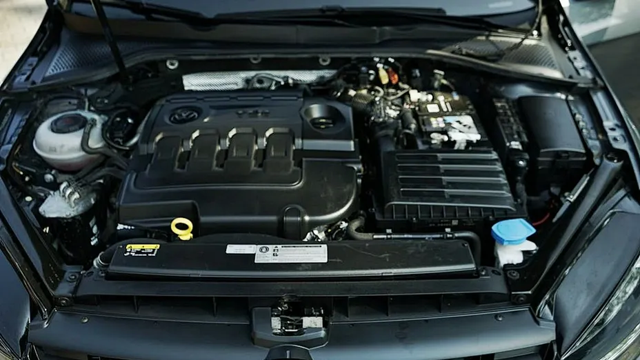 VOLKSWAGEN Golf -