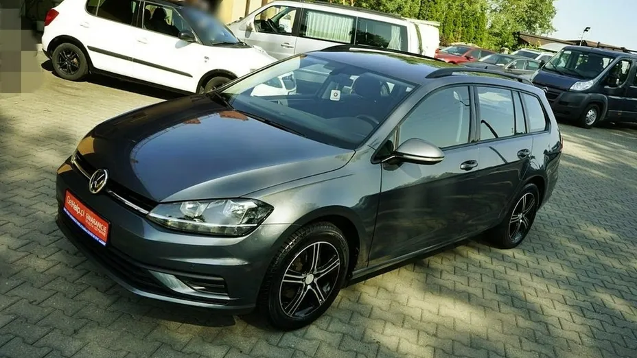 VOLKSWAGEN Golf -