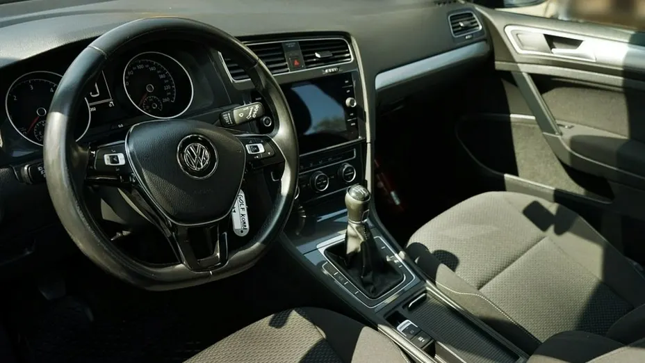 VOLKSWAGEN Golf -