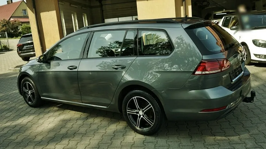 VOLKSWAGEN Golf -
