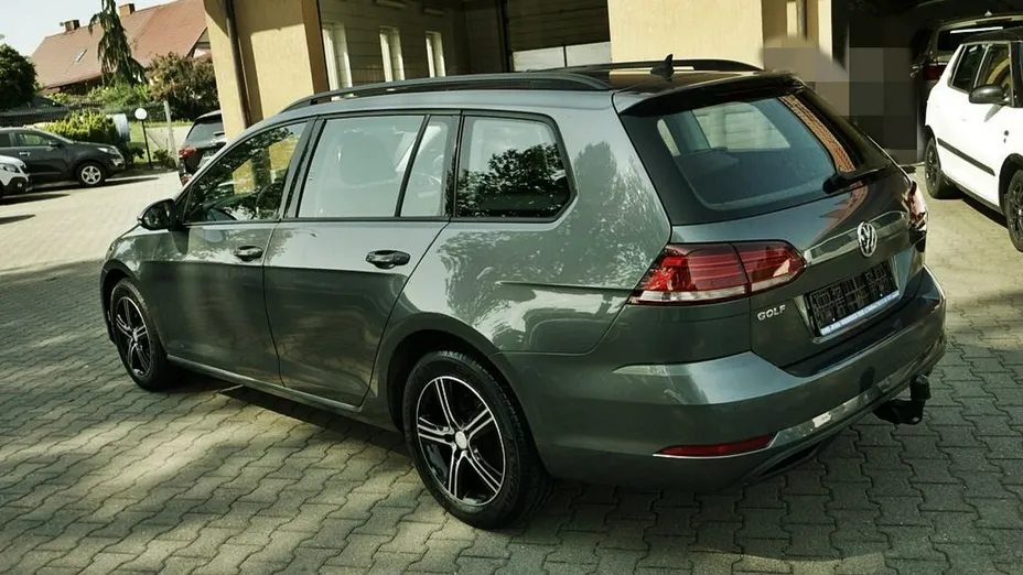 VOLKSWAGEN Golf -