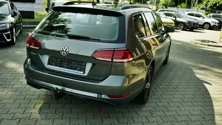 VOLKSWAGEN Golf -