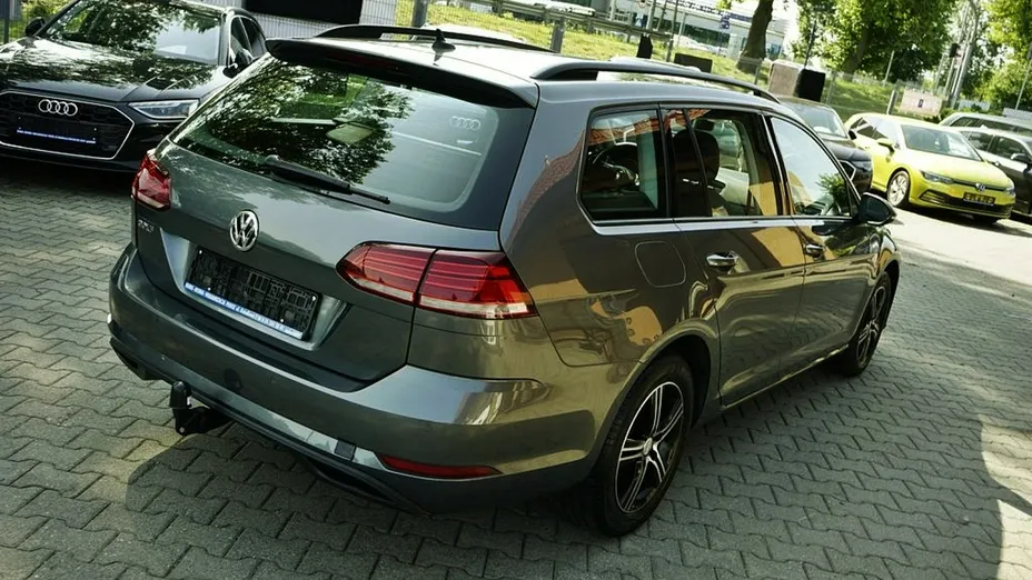 VOLKSWAGEN Golf -