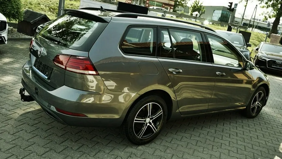 VOLKSWAGEN Golf -