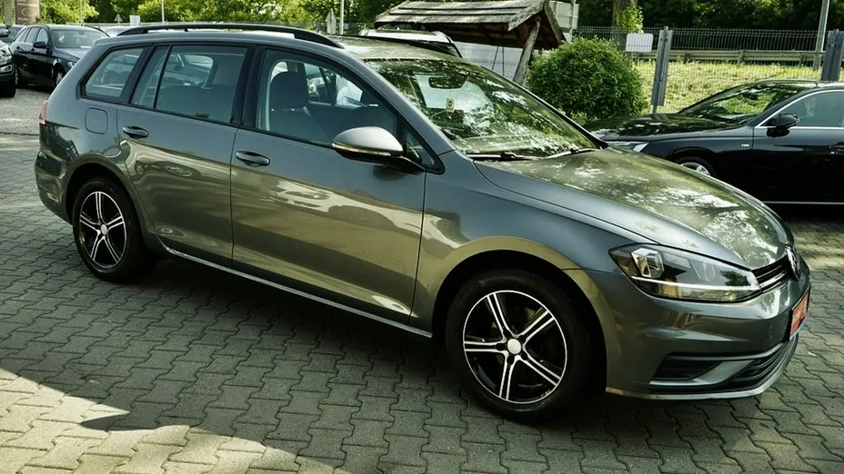 VOLKSWAGEN Golf -