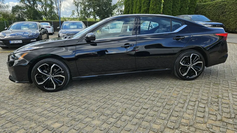 NISSAN Altima -