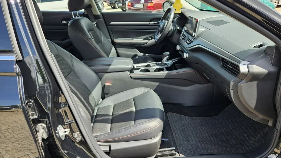 NISSAN Altima -